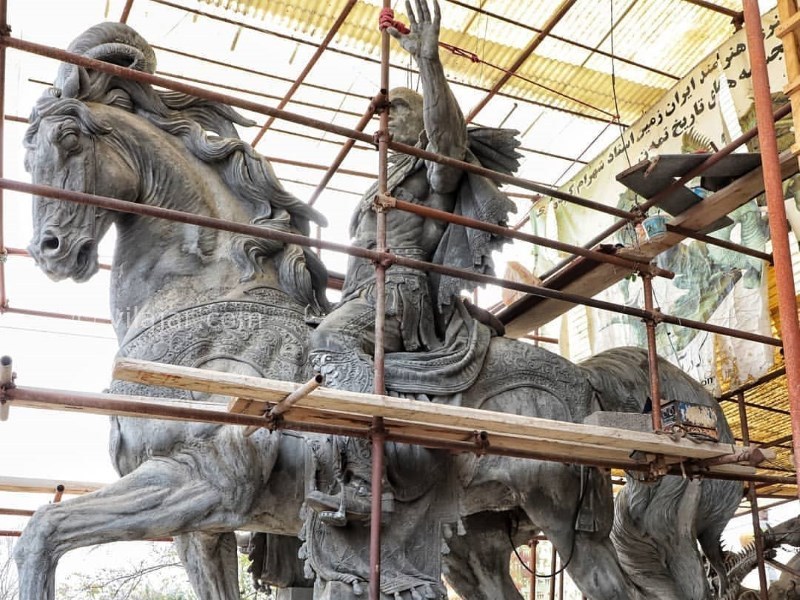 عکس شماره 3 - مجسمه‌ کوروش در کلاردشت