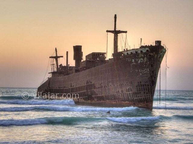 عکس شماره 3 - کشتی یونانی در ساحل کیش