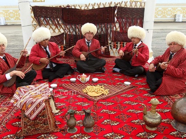 عکس اصلی شماره 7 - لباس و زیورآلات محلی ترکمن