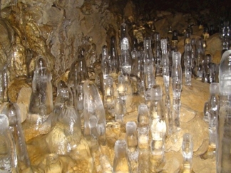 غار یخ مراد در جاده چالوس