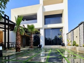 ویلا با استخر آبگرم نزدیک کردان