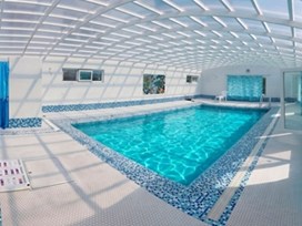 باغ ویلای بزرگ استخردار در نور