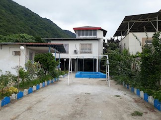 ویلا با استخر روباز جنگلی