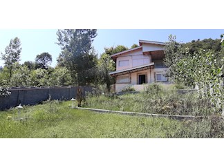 ویلای جنگلی نزدیک دریاچه