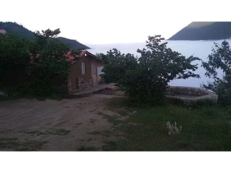 کلبه چوبی در جنگل ابر جواهرده