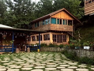 اقامتگاه بومگردی کلبه چوبی