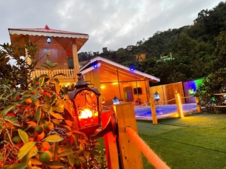 کلبه چوبی با استخر روباز آبگرم رامسر