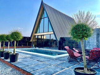 کلبه چوبی با استخر روباز آبگرم رامسر