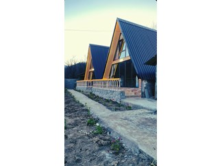 کلبه چوبی در بابل نزدیک چشمه آبگرم