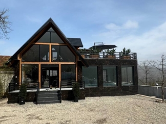 کلبه سوئیسی با استخر رامسر سیاسان