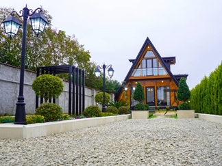 کلبه چوبی با استخر نزدیک رامسر