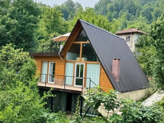 کلبه چوبی سوئیسی با استخر رامسر