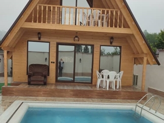 کلبه چوبی سوییسی با استخر در بابل