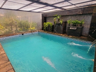 ویلا با استخر سرپوشیده نزدیک کردان