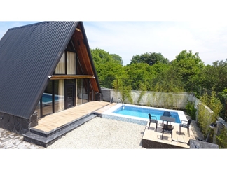 کلبه چوبی در تنکابن با استخر روباز