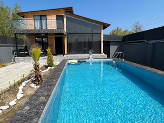 اجاره ویلا چوبی با استخر روباز نور