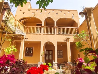 اقامتگاه سنتی سرای شکوه برزک