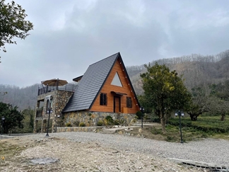 کلبه چوبی استخر آبگرم اربکله رامسر