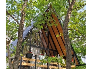 کلبه سوئیسی چوبی نزدیک نور لاویج