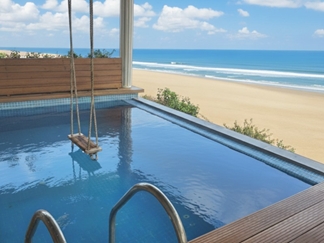 ویلا با استخر آبگرم لب دریا رامسر