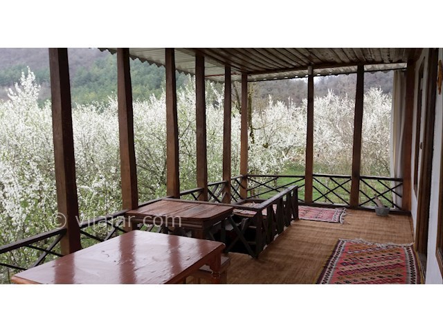 عکس شماره 106515 - اجاره عمارت سنتی در تالش - ویو به باغ از تراس
