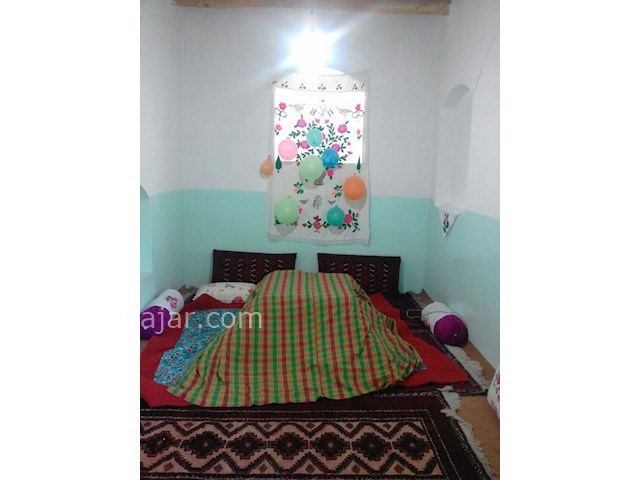 عکس شماره 109579 - اقامتگاه بومگردی سبنی کبودان - این اتاق بزرگه مونه بهش میگفتند خانه ی اتاق ،زمستونا توش کرسی داریم .