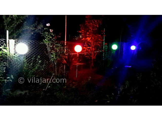 عکس شماره 322811 - رزرو کلبه چوبی در ماسال - حباب رنگی های داخل حیاط