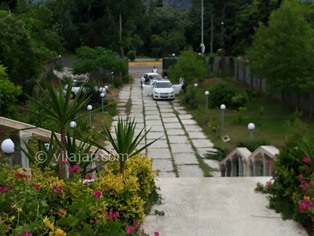 عکس شماره 446569 - ویلا ساحل اختصاصی رامسر با استخر - حیاط جلوی ویلا