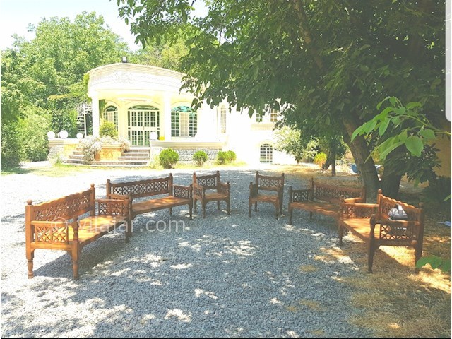 عکس شماره 483441 - اجاره ویلا با استخر آبگرم نزدیک کردان - تخت سنتی در محوطه باغ ویلا