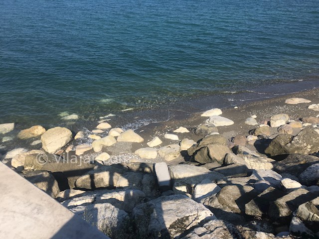 عکس شماره 518019 - ویلا استخردار با ساحل اختصاصی نوشهر - ساحل ویلا سنگی است و حدود ۵ متر پایین تر از حیاط ویلا است