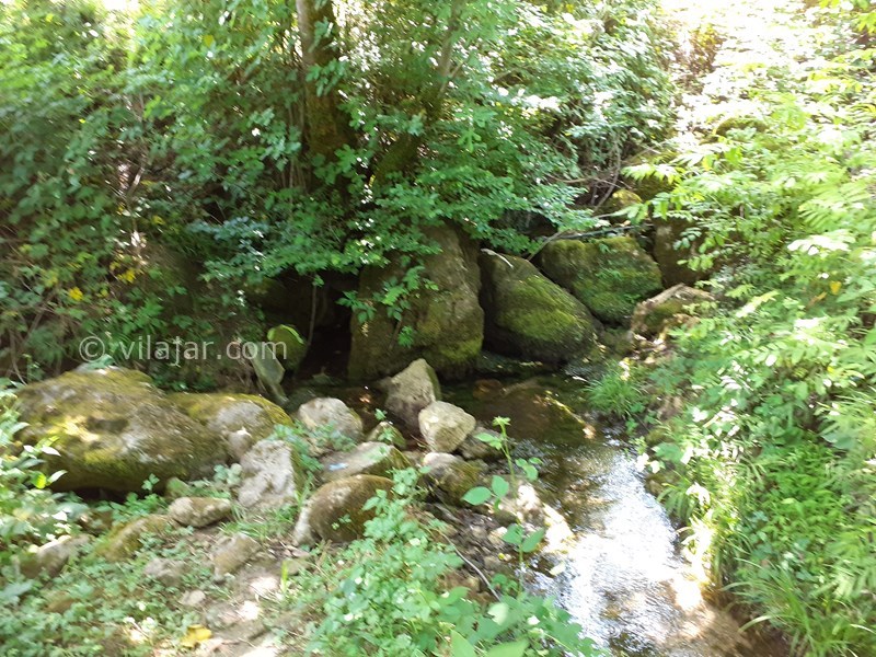 عکس شماره 564146 - ویلا چوبی ماسال با چشمه آب اختصاصی - ورودی آب چشمه از داخل کوه بطرف حیاط ویلا