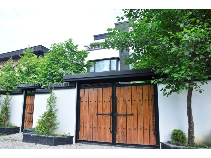 عکس شماره 564832 - رزرو ویلای لوکس استخردار نوشهر - درب ورودی طراحی خاص از چوب و فولاد در کوچه کم تردد و نزدیک به جاده و دریا