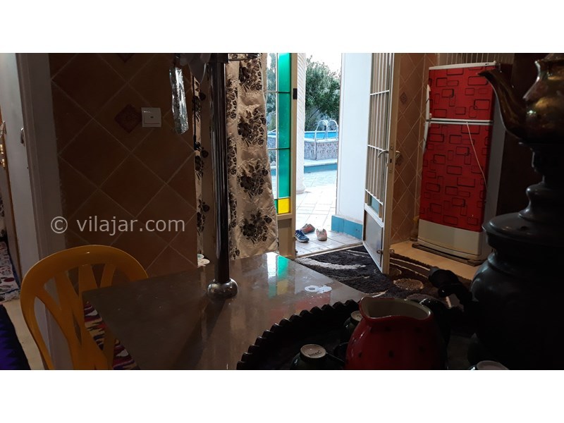 عکس شماره 566703 - اجاره ویلا باغ در اصفهان - ورودی آشپزخانه به حیاط و نمایی از یخچال اول واقع در آشپزخانه