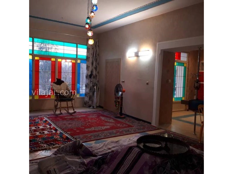 عکس شماره 566710 - اجاره ویلا باغ در اصفهان - سالن اصلی باغ با شیشه های رنگی و اسپلیت و بخاری برقی و بخاری گازی وکرسی