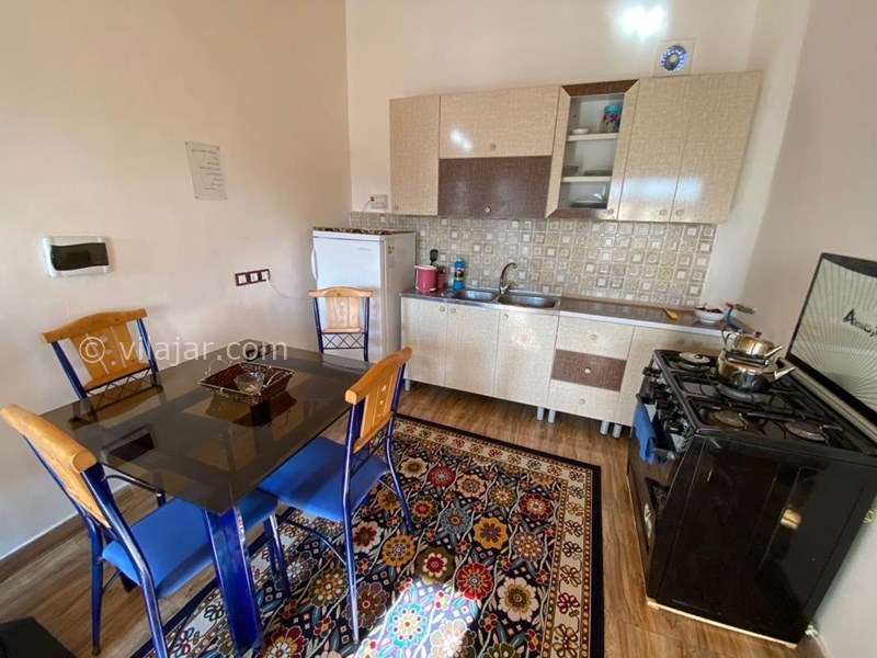 عکس شماره 567192 - خانه سنتی با استخر نیاسته رامسر - فضای آشپز خانه با وسایل کامل آشپزی برای ۸ نفر میز نهار خوری ۴ نفره