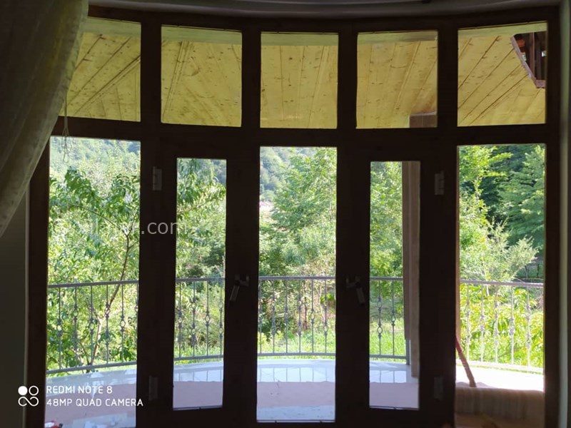 عکس شماره 577823 - اجاره ویلا ماسال با چشمه اختصاصی - ویو جنگل از پشت پنجره پذیرایی