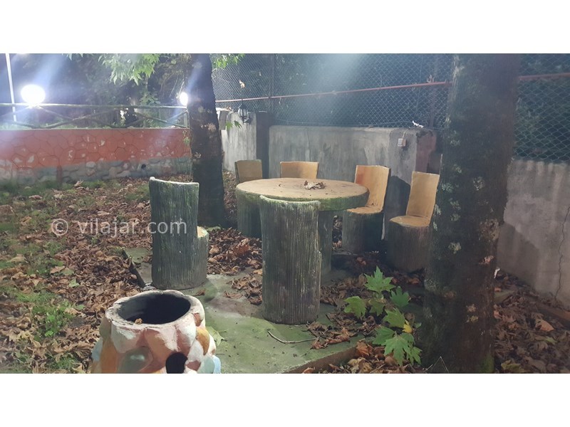 عکس شماره 578292 - اجاره ویلا باغ در گردنه حیران - میز و صندلی ۶ نفره بتنی وسط کباب پز