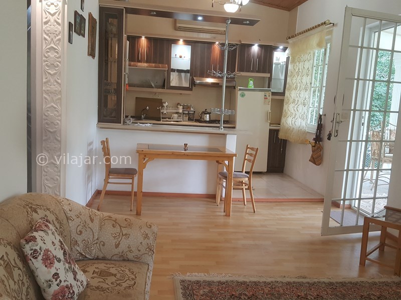 عکس شماره 579019 - اجاره ویلا باغ در گردنه حیران - میز ۳ نفر چوبی کنار اپن