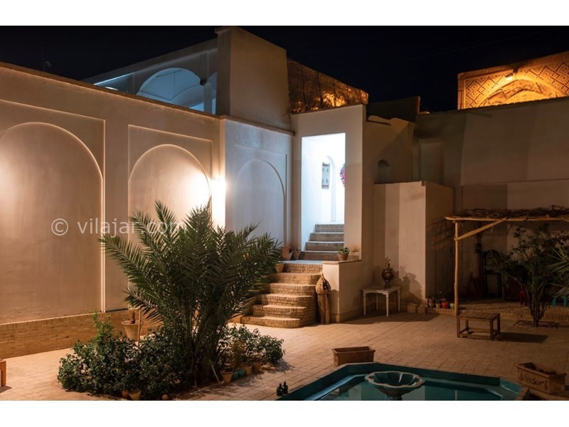 عکس شماره 597663 - اقامتگاه بومگردی کوشک فردوس - حیاط کوشک فردوس در شب