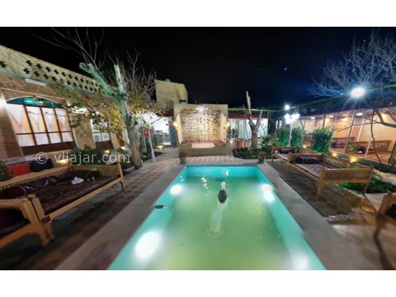 عکس شماره 602240 - اقامتگاه بوم گردی زنده رود - محوطه با تخت سنتی و حوض آب