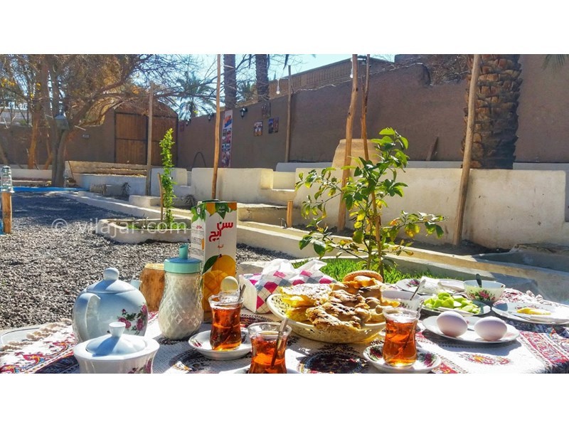 عکس شماره 607192 - اقامتگاه بومگردی نخل و نارنج - سرو صبحانه برای مهمانان اقامتگاه نخل و نارنج