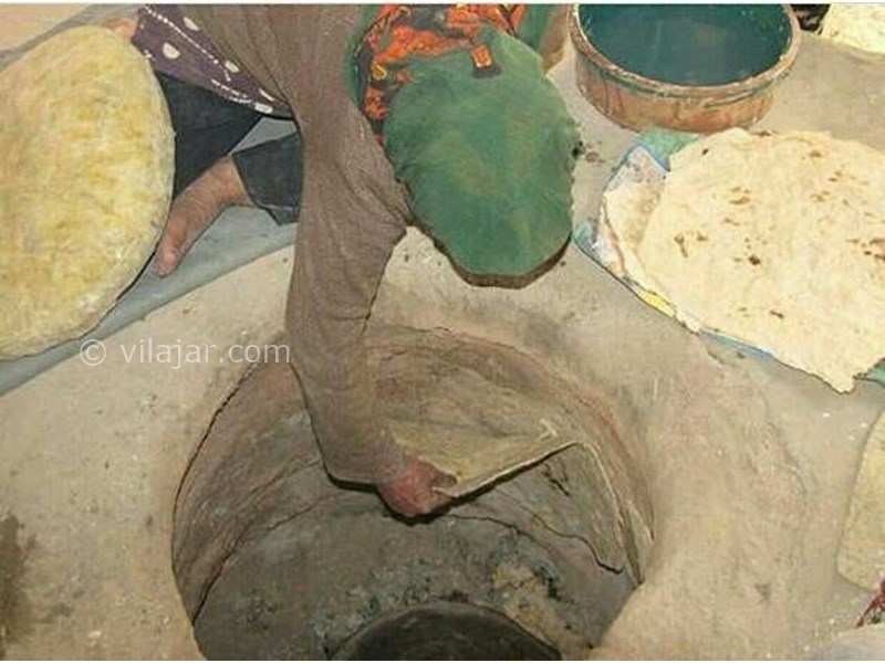 عکس شماره 612701 - اقامتگاه بوم گردی ترلان - پخت نان توسط میهمانان در تنور اقامتگاه