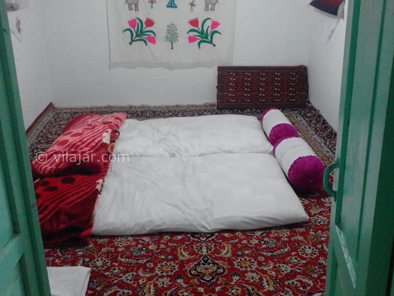 عکس شماره 614400 - اقامتگاه بومگردی سبنی کبودان - هر کی میاد اقامتگاه ما یه ملافه و روبالشی بهش تحویل میدیم وقتی رفت همه رو میبریم میشوریم ضد عفونی میکنیم ما رسم داریم رختخواب مهمون رو پهن کنیم خودش فرداش جمع کنه جالبه نه؟