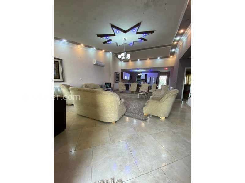 عکس شماره 631247 - اجاره ویلا با استخر در صفاییه بابلسر - دو دست مبل استیل و راحتی با چراغ ابی سقفی