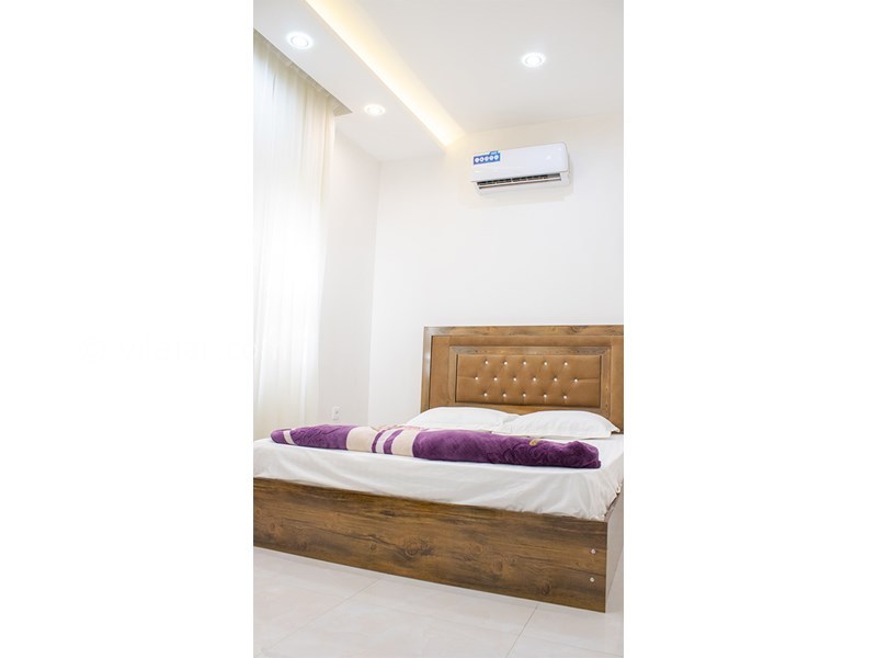 عکس شماره 642399 - ویلا با استخر و ویو دریا محمودآباد - اتاق شماره 2 همراه با کولر 