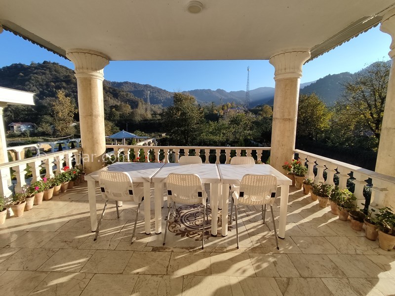 عکس شماره 657550 - اجاره ویلا با 2 استخر در قلعه رودخان - تراس مشرف به حیاط و جنگل