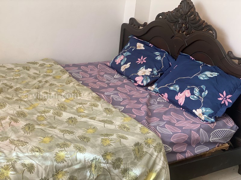 عکس شماره 672983 - اجاره ویلا در محمود آباد - اتاق خواب مستر با تخت دو نفره و داخل اتاق پتو و تشک سنتی وجود داره
