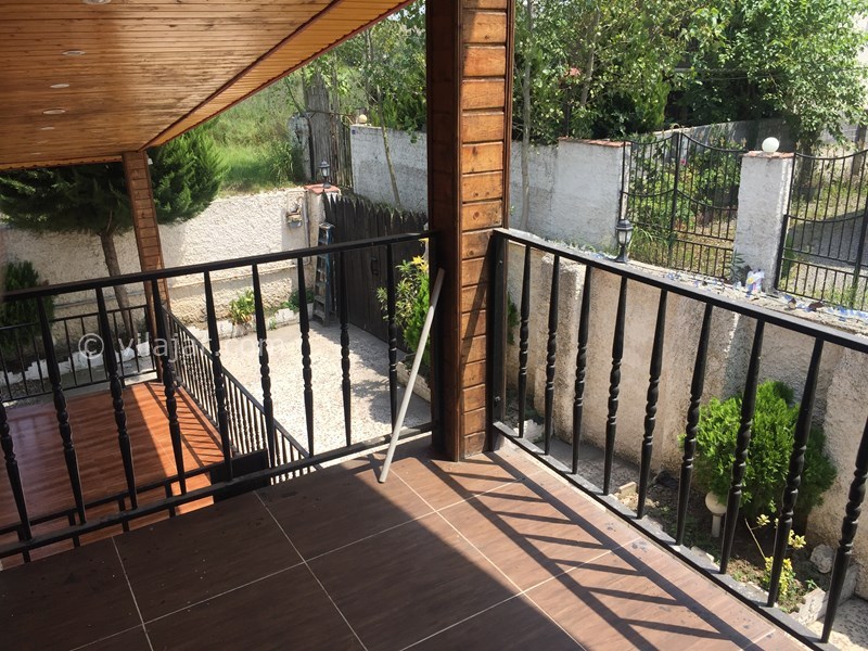 عکس شماره 676639 - اجاره ویلا نزدیک محمودآباد - نمایی از حیاط و تراس بالا ، پایین