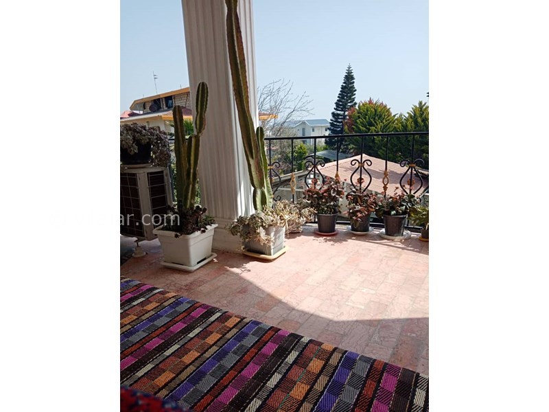 عکس شماره 687167 - اجاره ویلا در رامسر - فضای سنتی نشین در تراس جلویی