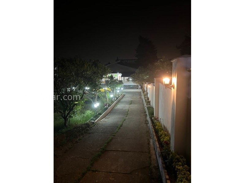 عکس شماره 694722 - اجاره ویلا در رامسر - حیاط زیبا در روشنایی شب